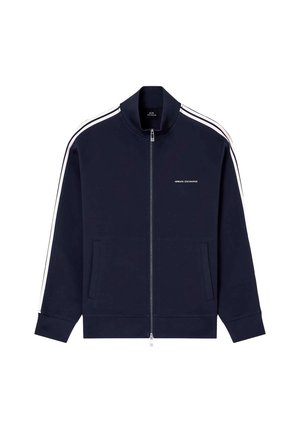 Marineblaue Zip-up-Trainingsjacke mit weißen Streifen an den Ärmeln, zwei Fronttaschen, hohem Kragen und dem "Armani Exchange"-Logo auf der Brust.