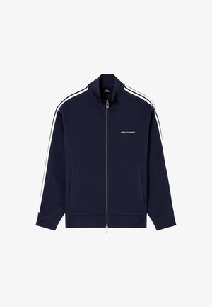 Marineblaue Zip-up-Trainingsjacke mit weißen Streifen an den Ärmeln, zwei Fronttaschen, hohem Kragen und dem "Armani Exchange"-Logo auf der Brust.