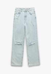 Jeans de color azul claro, rotos, con un corte relajado, que presentan parches desgastados en las rodillas, cinco bolsillos y un cierre de botón en la cintura.