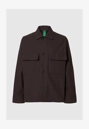 Donkerbruine jas met knopen, voorzien van een kraag, twee klepzakken aan de voorkant en een gestructureerde stof. Zwarte knopen en een groen label zichtbaar.