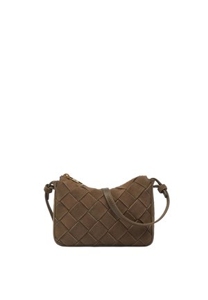 Braune Wildleder-Handtasche mit gewebtem Muster, kurzem Schulterriemen und goldfarbenem Reißverschluss vor weißem Hintergrund.
