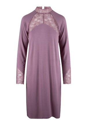 Abito a maniche lunghe in morbido lavanda, con un alto collare in pizzo e dettagli in pizzo sulle maniche per maggiore eleganza e texture.