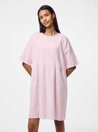 Rozā, īsām piedurknēm kleita ar brīvu piegriezumu, ribotu tekstūru un sakrautu jostu. Audums izskatās viegls un elpojošs.