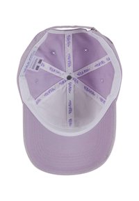 Purpura cepure ar struktūrizētu dizainu, ar baltu iekšējo oderi un šuvēm. Piecas ventilācijas atveres, kas atrodaties cepures augšgalā.