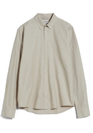 Beżowa koszula z długim rękawem zapinana na guziki, z kołnierzykiem, zapinanymi na guziki mankietami i subtelnym logo marki na piersi.