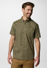 Camicetta a maniche corte, di colore verde oliva, con colletto a bottone, dotata di taschino e un sottile motivo multicolore di cactus e sole.