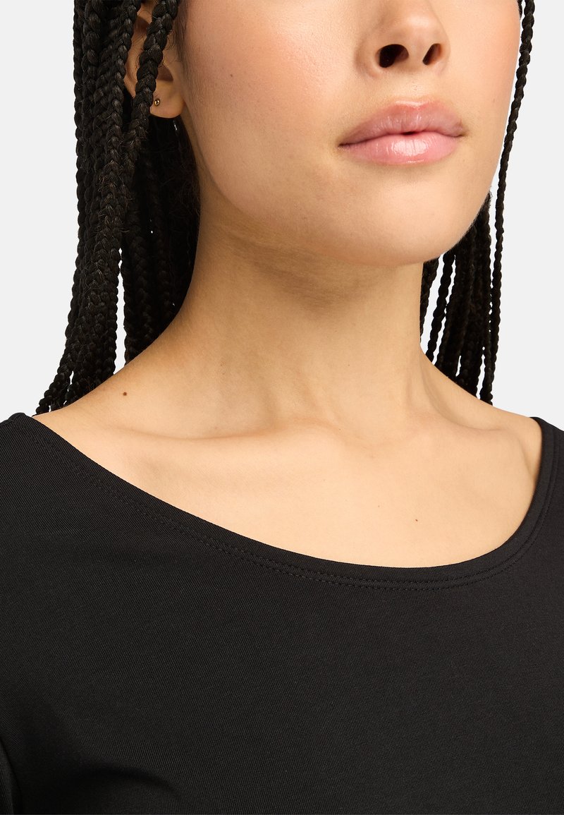 Top nero aderente con scollatura ampia, texture liscia e maniche corte, che mette in mostra un design pulito e dettagli di cucitura raffinati.