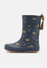Bottes de pluie en caoutchouc bleu marine pour enfants avec un motif floral jaune et marron, semelle texturée et tirant en cuir avec logo.