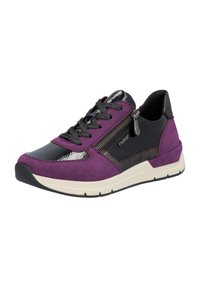 Baskets en suède violet et en cuir verni noir avec des accents texturés, un laçage à l'avant, une fermeture éclair sur le côté et une semelle rembourrée.