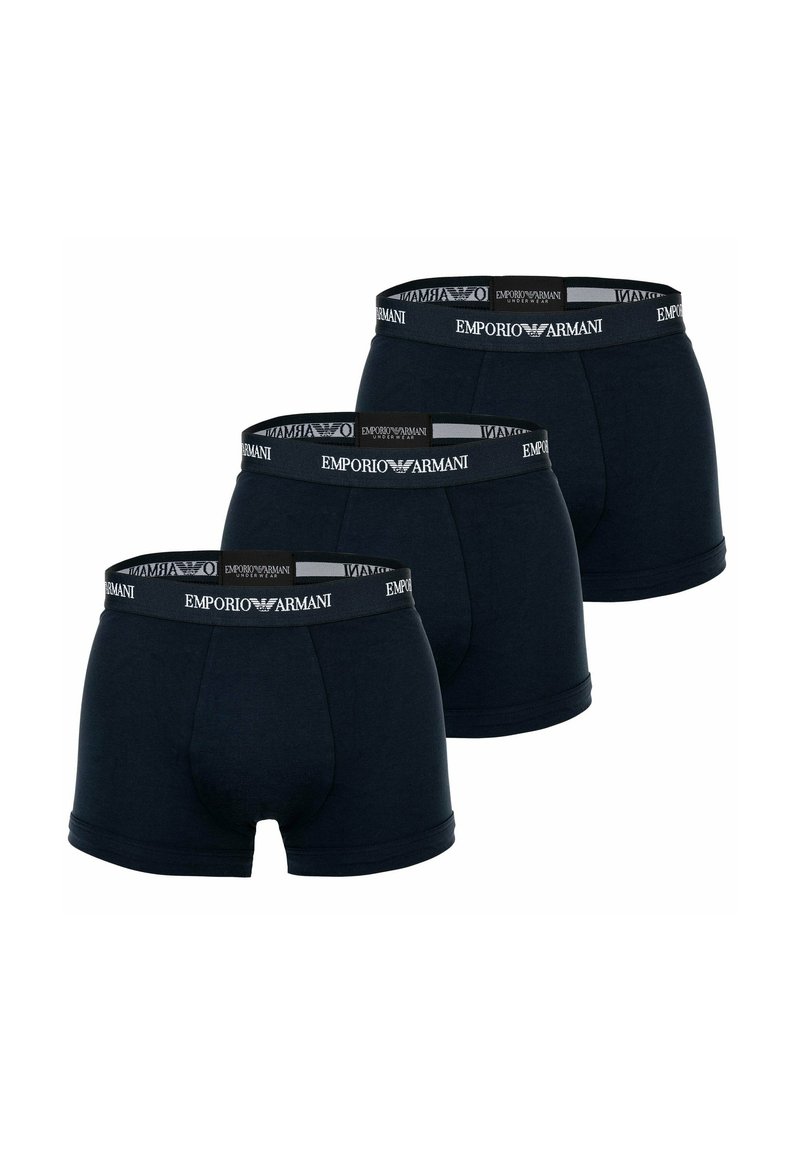 Drie zwarte Emporio Armani boxershorts met elastische taillebanden met logo, diagonaal opgestapeld tegen een witte achtergrond.