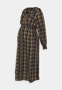 Robe de maternité à carreaux marron et noir, avec fermeture à boutons, col à volants et manches longues, dotée d'une taille froncée pour une coupe ample.