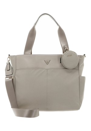 Lyse beige Guess tote taske med dobbelte håndtag, aftagelig skulderrem, forlommer og rund lynlås pung vedhæftet.