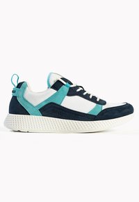 Sport sneakers med ett mesh-överdrag, marinblå och teal mockadetaljer, en texturerad vit sula, och en bakre dragflik för enkel påtagning.