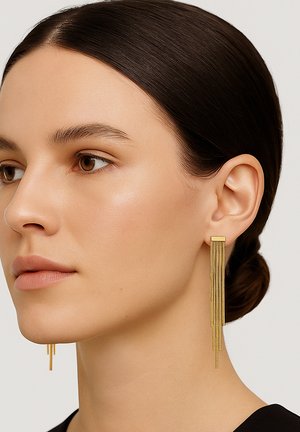 Goldene Anhängerohrringe mit kaskadierenden Strähnen, ausgestattet mit einem rechteckigen oberen Teil und mehreren dünnen, verlängerten Schichten für ein elegantes Design.