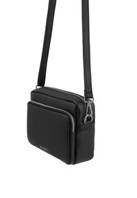 Bolso cruzado de cuero negro con dos compartimentos con cremallera, superficie texturizada, correa ajustable y acentos de hardware plateado.