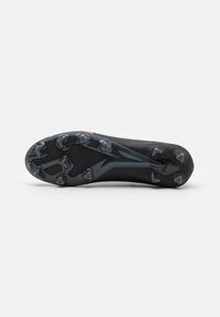 Scarpino da calcio nero con tomaia texture, design elegante e suola a tacchetti con tacche trasparenti e angolari per una migliore aderenza.