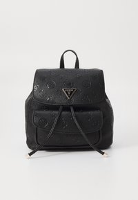 Czarny plecak Guess z teksturą, z klapką zamykającą, przednią kieszenią, sznurkiem i trójkątną metalową tabliczką z logo na jednolitym tle.