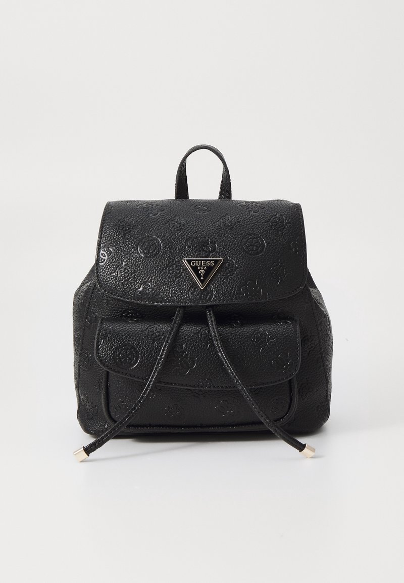Czarny plecak Guess z teksturą, z klapką zamykającą, przednią kieszenią, sznurkiem i trójkątną metalową tabliczką z logo na jednolitym tle.