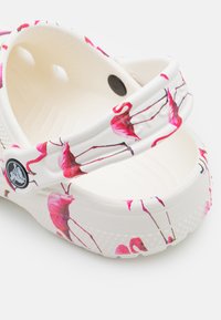 Crocs - CLASSIC POOL PARTY - Chanclas de baño - white - 5