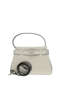 Borsa a mano rigida in pelle grigia con tracolla nera, caratterizzata da una chiusura a logo prominente e design piatto e rettangolare.