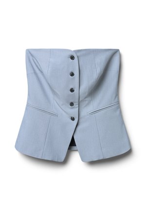 Blazer aderente blu con colletto alto, sei bottoni neri e due tasche anteriori. Il tessuto sembra liscio, su misura e strutturato.