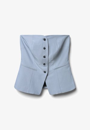 Veste bleue ajustée avec un col haut, six boutons noirs et deux poches frontales. Le tissu semble lisse, cintré et structuré.