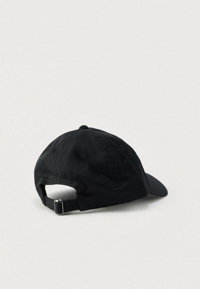 Gorra negra de tela, con visera curva y una correa ajustable con cierre metálico en la parte trasera. Diseño sencillo, sin estampados.