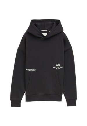 Zwarte hoodie met een voorzak. Bevat witte tekst: "NEW YORK CITY ATHLEISURE" en "KEEP THE WILD IN YOU." Zachte stof.