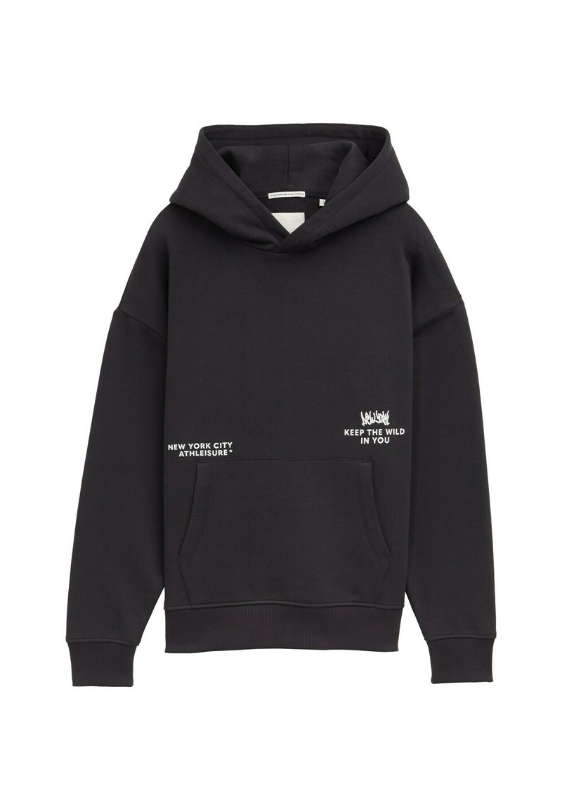 Zwarte hoodie met een voorzak. Bevat witte tekst: "NEW YORK CITY ATHLEISURE" en "KEEP THE WILD IN YOU." Zachte stof.