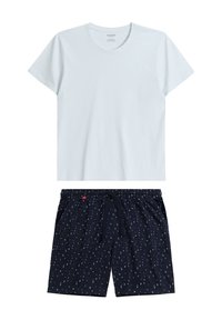 Jasnoniebieska bawełniana koszulka z okrągłym dekoltem i krótkim rękawem, zestawiona z granatowymi szortami z geometrycznym białym wzorem i kieszenią ze sznurkiem w pasie.