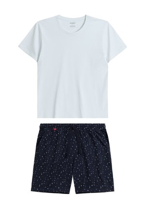 Jasnoniebieska bawełniana koszulka z okrągłym dekoltem i krótkim rękawem, zestawiona z granatowymi szortami z geometrycznym białym wzorem i kieszenią ze sznurkiem w pasie.