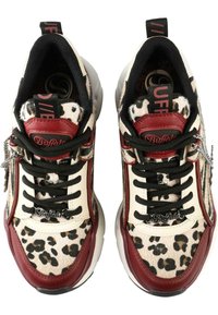 Sneakers med hvit base, leopardmønster i pels, røde læroverlegg og svarte lisser. Har detaljert logo og polstret krage.