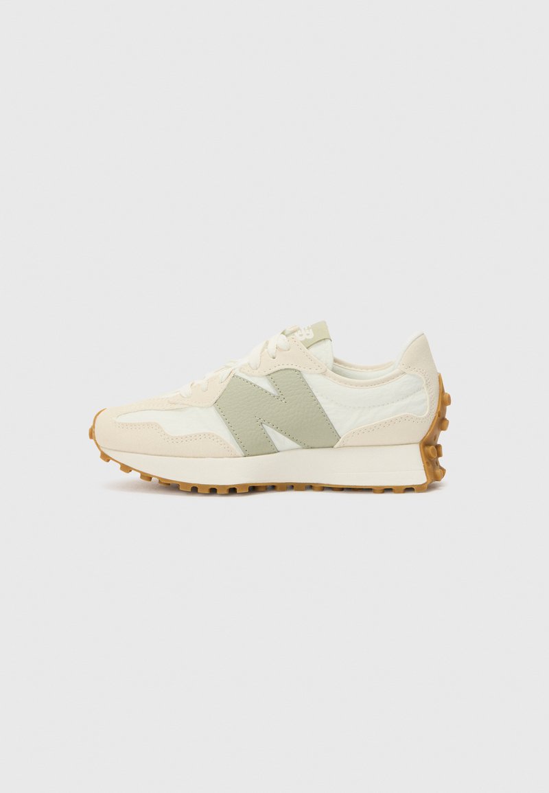 Tejszínes felsőrészű, zöld részletekkel és texturált bevonattal rendelkező sneaker. Jellemzője a tapadásmintás gumitalp és a fűzős kialakítás.