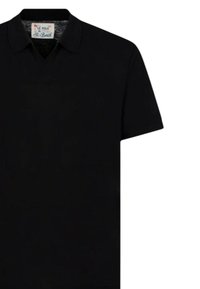 Polo nero in cotone con colletto classico, maniche corte e un'etichetta con logo. Tessuto liscio e colore solido.