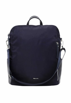 Sac à dos en nylon marine avec une poignée supérieure, une sangle d'épaule réglable, une poche zippée à l'avant et une surface lisse. Accents en métal argenté inclus.