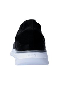 Scarpa atletica nera con tomaia in maglia testurizzata, suola bianca e branding minimalista sul tallone. Design ergonomico per il comfort.