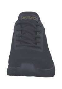 Schwarze Sportschuhe mit einem gestrickten Obermaterial, flachen Schnürsenkeln, strukturierten Paneelen und einer gepolsterten Sohle; mit goldenem Logo auf der Zunge.