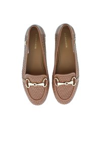 Brązowe skórzane mokasyny o plecionym wzorze, z dodatkiem złotego detalu w kształcie wędzidła oraz zaokrąglonym noskiem.