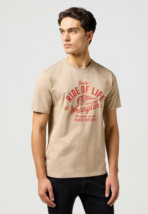 SHORT SLEEVE AMERICANA - REGULAR FIT - T-Shirt print - light brown