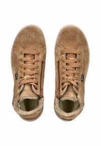 Stivaletti in suede marrone alla caviglia con chiusura con lacci, cerniere laterali e morbida foderatura pelosa. La soletta testurizzata completa il design complessivo.