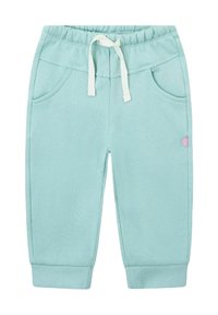Pantalones deportivos de algodón azul claro para niño pequeño con cintura elástica, cordón blanco, dos bolsillos delanteros, puños acanalados y una pequeña etiqueta rosa en un lado.