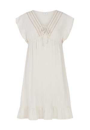 Kratka haljina s kratkim rukavima u boji kreme s V-izrezom i vezicom, koja sadrži tkanu dekorativnu detalj i ruffled rub na dnu.