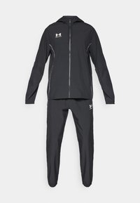 Trening sportiv negru, confecționat dintr-un material ușor; include un hanorac cu fermoar și glugă, precum și pantaloni tapered; prezintă accente albe cu logo.