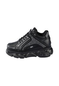 Sneaker in pelle nera con suola rotonda, decorato con strass lungo il lato e colletto imbottito. Lacci e dettaglio del logo visibili.