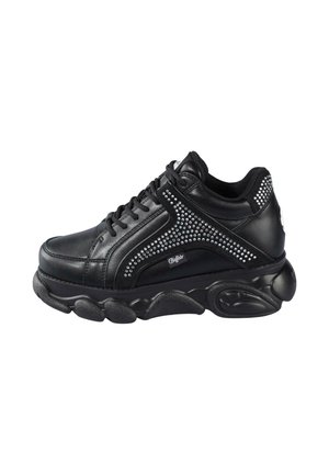 Sorte lædersneakers med rund sål, dekoreret med diamantformede rhinsten langs siden og polstret krave. Snørebånd og logo detaljer synlige.