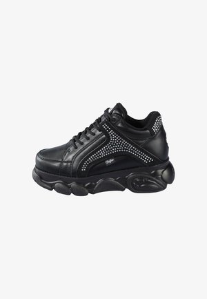 Sneaker in pelle nera con suola rotonda, decorato con strass lungo il lato e colletto imbottito. Lacci e dettaglio del logo visibili.
