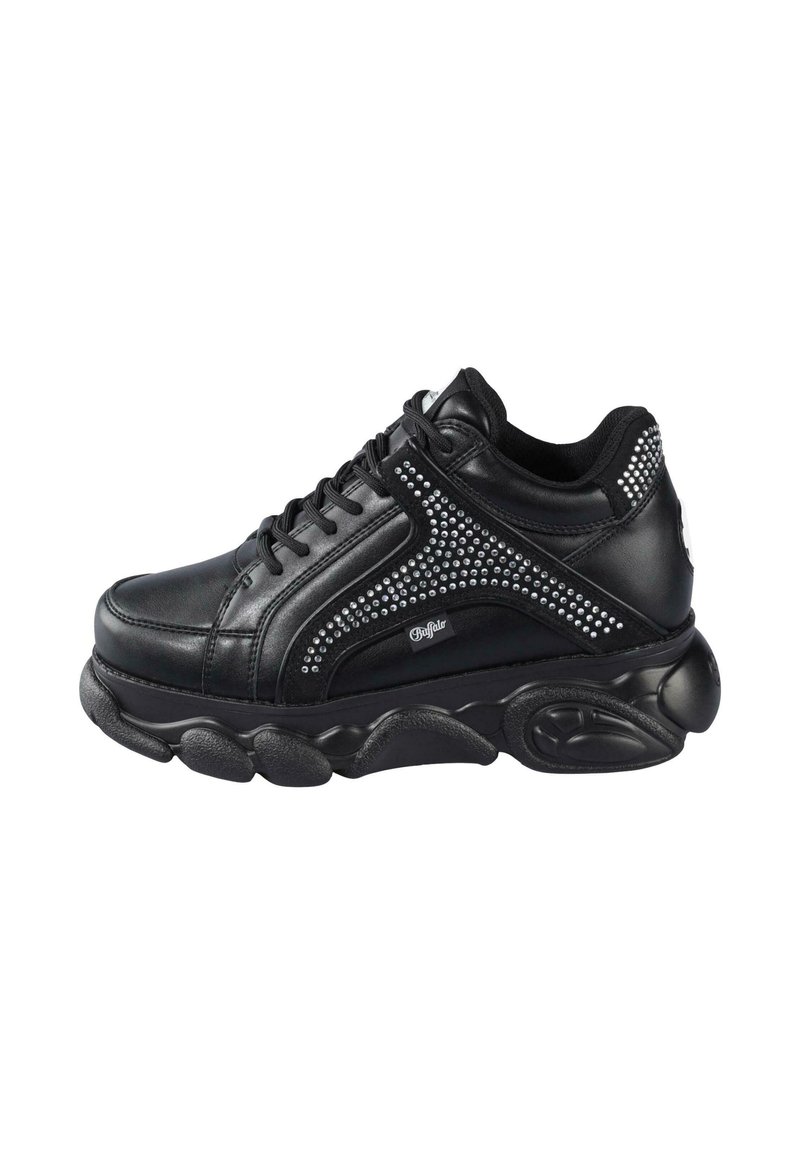 Sneaker in pelle nera con suola rotonda, decorato con strass lungo il lato e colletto imbottito. Lacci e dettaglio del logo visibili.