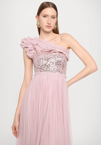 Ein trägerloses Kleid in zartem Rosa mit gerafftem Stoff, Pailletten-Oberteil und mehrlagigem Tüllrock. Besitzt ein gepunktetes Muster im gesamten Design.