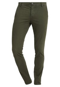 Pantaloni slim-fit verde oliva con chiusura a bottone e zip, passanti per cintura e tasche laterali, mostrati su uno sfondo bianco.