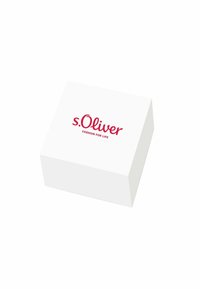 Caja rectangular blanca con el logo "s.Oliver" en rojo, con el eslogan "MODA PARA LA VIDA" debajo, textura suave y diseño limpio.